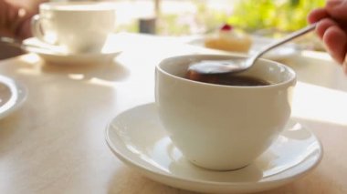 Dumanı tüten kahve fincan karıştırarak el. kahve evi