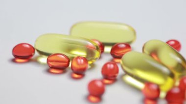 Beyaz arka planda morina ciğeri yağı omega 3 jel kapsülleri