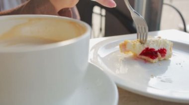 açık havada café'de pasta yemeye kadın. peynir pasta portre