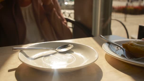 Mujer mezclando mousse del café y comiéndolo. primer plano tazas — Vídeo de stock