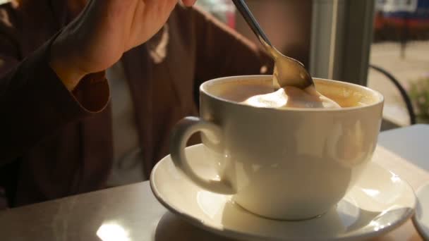 女性コーヒーからのムースを混合し、それを食べるします。マグカップを閉じる — ストック動画
