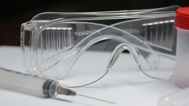 Lékařské literatuře. brýle v injekční stříkačce a jar pro testy — Stock video