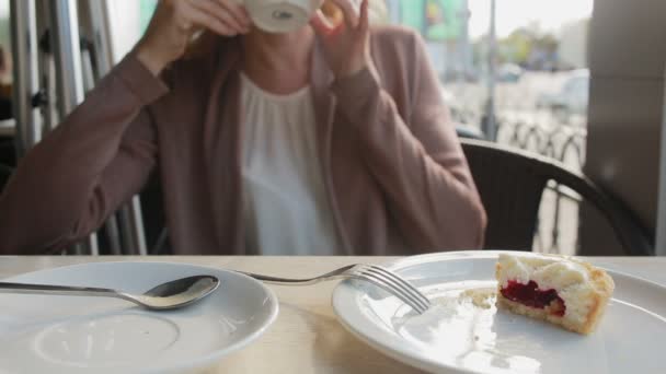 Nő, keverés a kávé habbal, és enni. közelről bögrék — Stock videók