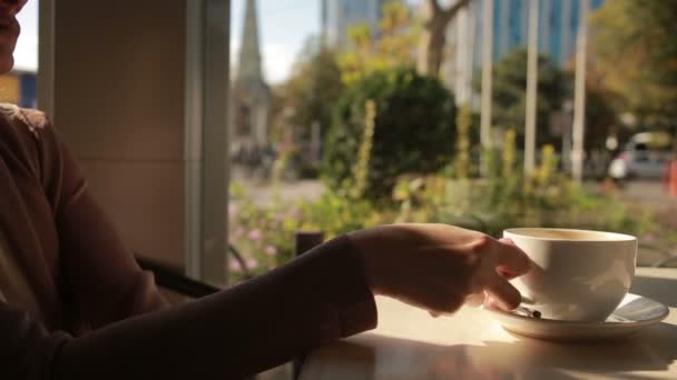 Vrouw mengen mousse van de koffie en het eten. Close-up van mokken — Stockvideo