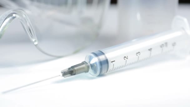 Medische testkit. syringe bril en jar voor tests — Stockvideo