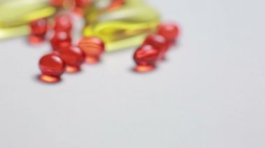 Beyaz arka planda morina ciğeri yağı omega 3 jel kapsülleri