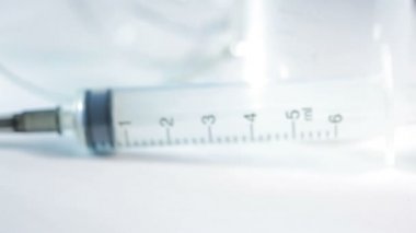 Tıbbi test kiti. gözlük şırınga ve testler için jar