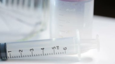Tıbbi test kiti. gözlük şırınga ve testler için jar