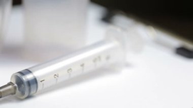 Tıbbi test kiti. gözlük şırınga ve testler için jar