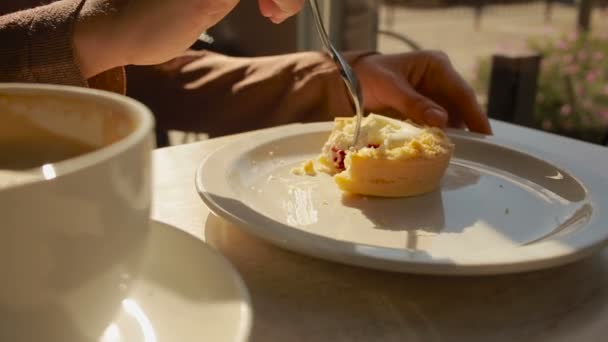 Açık havada café'de pasta yemeye kadın. peynir pasta portre — Stok video