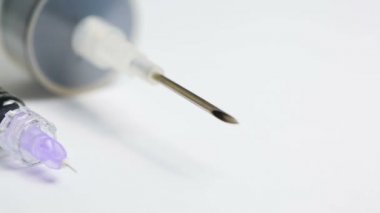 tıbbi malzeme. masaya şırınga. yakın çekim