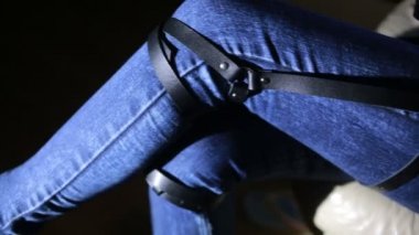 Kız kot pantolon deri jartiyer yeni moda trendleri ile. kalça üzerinde kayışlar