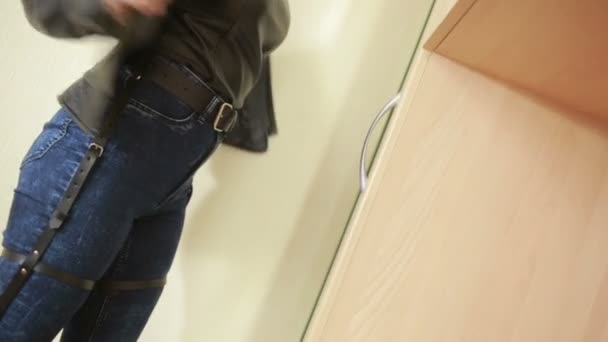 Ragazza in jeans con giarrettiera in pelle nuove tendenze moda. cinghie sui fianchi — Video Stock