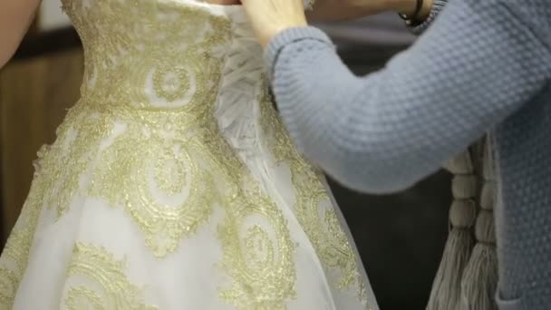 Costas vista mãos rendas até vestido de casamento branco de seda espartilho — Vídeo de Stock