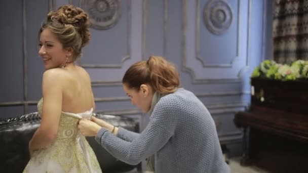 Widok z tyłu ręce zasznurować biały ślub suknia gorset jedwabiu — Wideo stockowe