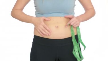 kadının karnı ölçer. karın yağ kadınla