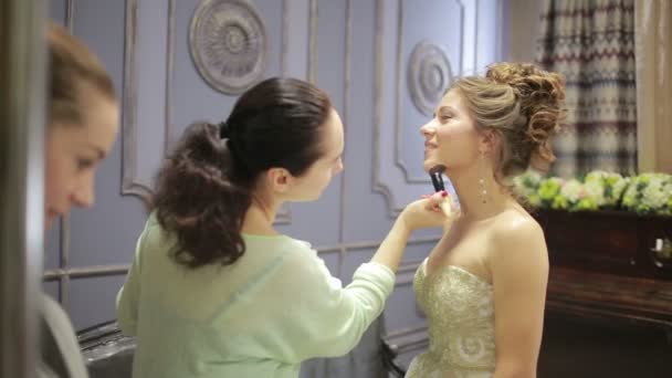 Preens novia antes de la boda. pectoral polvoModa y maquillaje — Vídeo de stock