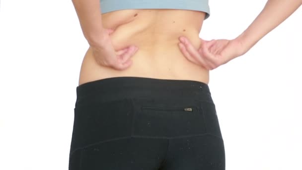 Kvinna tjock mage. vakuum massage av buken. flicka drar magen — Stockvideo
