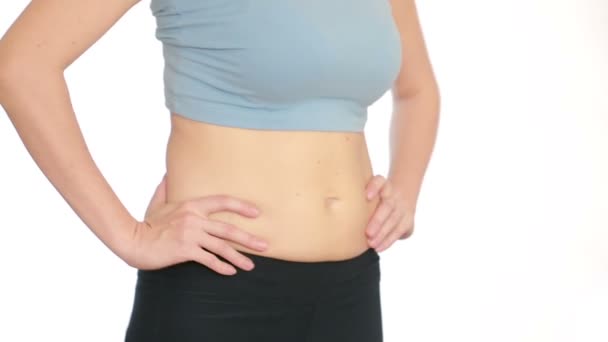 Mujer vientre gordo. masaje al vacío del abdomen. chica tira del estómago — Vídeo de stock