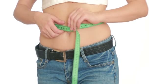 Žena měří její břicho. žena s tuku na břiše — Stock video