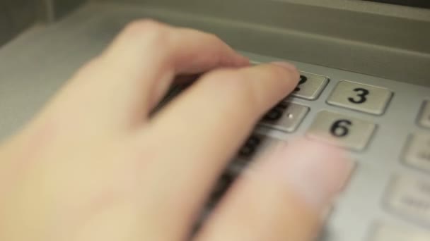 Mann berührt Geldautomat mit der Hand. Passwort erlangen. — Stockvideo
