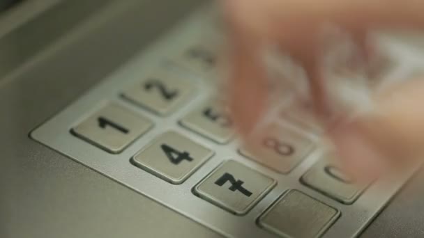 Man hand aanraken van de ATM-machine. verkrijgen van wachtwoord. — Stockvideo