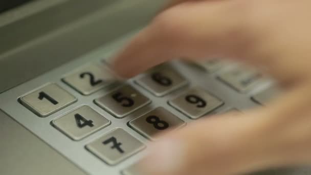 Mão homem tocando máquina ATM. ganhando senha . — Vídeo de Stock