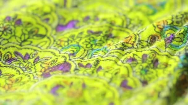 Індійська текстильна з орнаментом. Крупний план. кольорові тканини — стокове відео