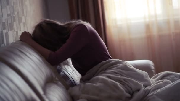 Femme déprimée au lit. fille pleurant sur le canapé. montagne aiguë — Video