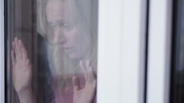 Pencere yakınındaki üzgün kız. plachet kadın. gözyaşları içinde schekah