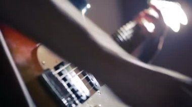 Elektro gitar çalmak adam elinde. Teknik viraj. rock müzisyeni