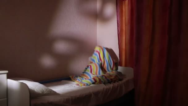 El chico le teme a los fantasmas por la noche. pesadillas del niño — Vídeos de Stock