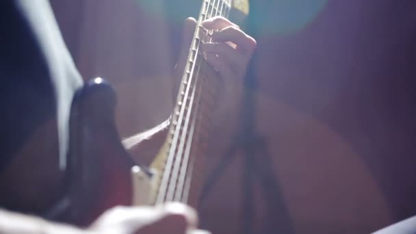 Τα χέρια του ανθρώπου που παίζει ηλεκτρική κιθάρα. Λυγίστε τεχνική. μουσικός βράχου — Αρχείο Βίντεο