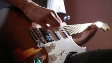Elektro gitar çalmak adam elinde. Teknik viraj. rock müzisyeni