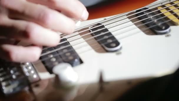 Händerna på mannen spelar elgitarr. Böja teknik. vaggamusiker — Stockvideo