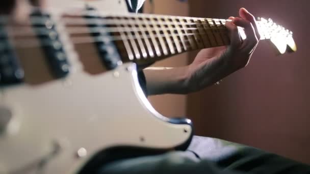 Mãos de homem a tocar guitarra eléctrica. Técnica de curva. músico de rock — Vídeo de Stock