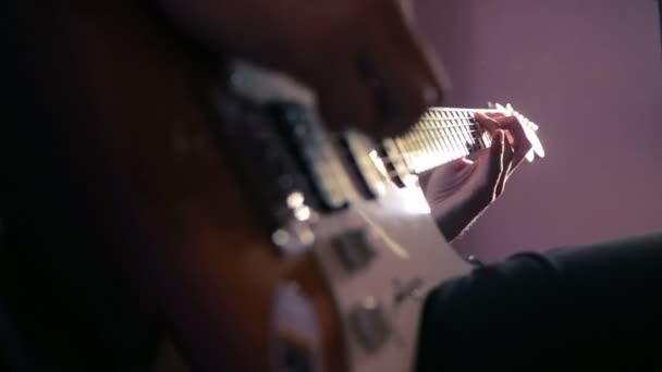 Hände eines Mannes, der E-Gitarre spielt. Biegetechnik. Rockmusiker — Stockvideo