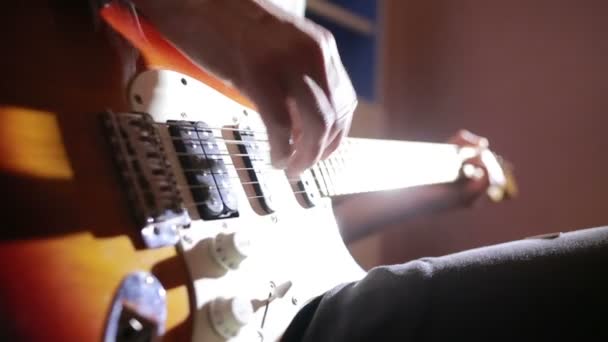 Handen van man elektrische gitaar spelen. Buig techniek. rockmuzikant — Stockvideo