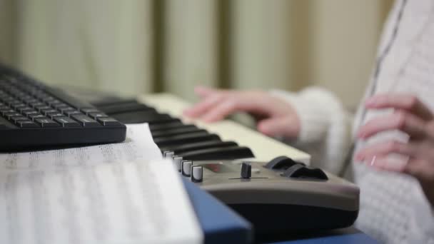 Mujer escribe música en la computadora. teclado midi piano digital — Vídeo de stock