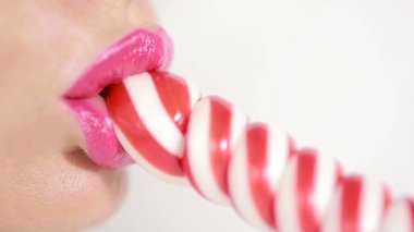 seksi kız bir lolipop yemek. oral seks simülasyonu. şeker yalama dil