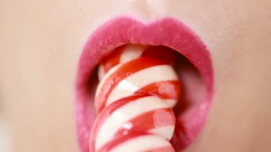 seksi kız bir lolipop yemek. oral seks simülasyonu. şeker yalama dil
