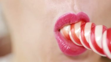 seksi kız bir lolipop yemek. oral seks simülasyonu. şeker yalama dil