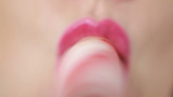 Chica sexy comiendo una piruleta. simulación de sexo oral. lengua lamiendo dulces — Vídeo de stock