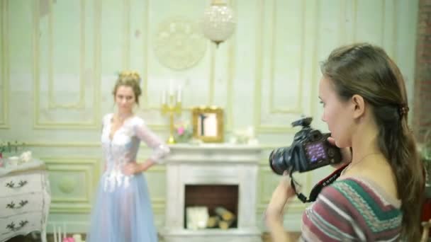 Photographe de mode et mannequin travaillant ensemble — Video