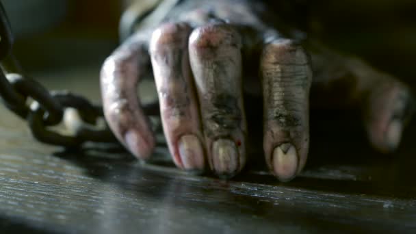 Женские пальцы с грязными ногтями и обожженной кожей. женская рука в кандалах . — стоковое видео