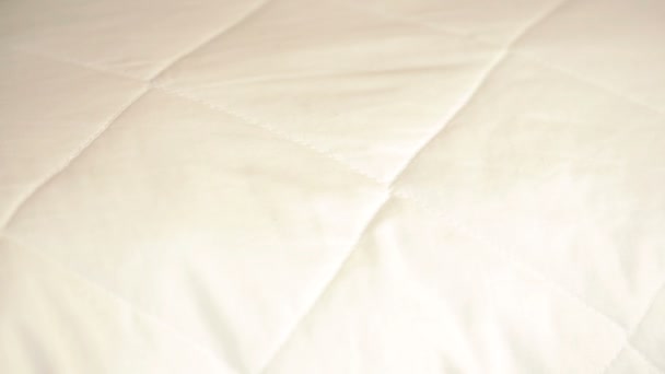 Mano femenina presionando la almohada. almohada suave — Vídeos de Stock