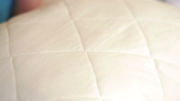 女性的手压在枕头上。柔软的枕头 — 图库视频影像