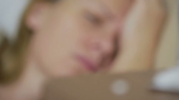Chora kobieta leżąc na łóżku. pigułki i szklankę wody. pić tabletki. lek przeciwbólowy — Wideo stockowe