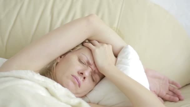 Sjuk kvinna liggande på sängen. piller och glas vatten. Drick tabletter. Painkiller — Stockvideo