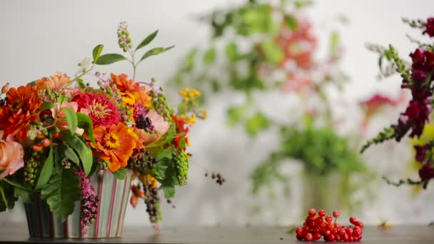 Florist prepares a bouquet of flowers for sale to customers — Stock Video